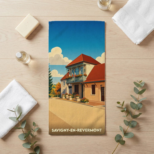 Serviette de bain souvenir de Savigny-en-Revermont avec une illustration stylisée d'un bâtiment traditionnel.
