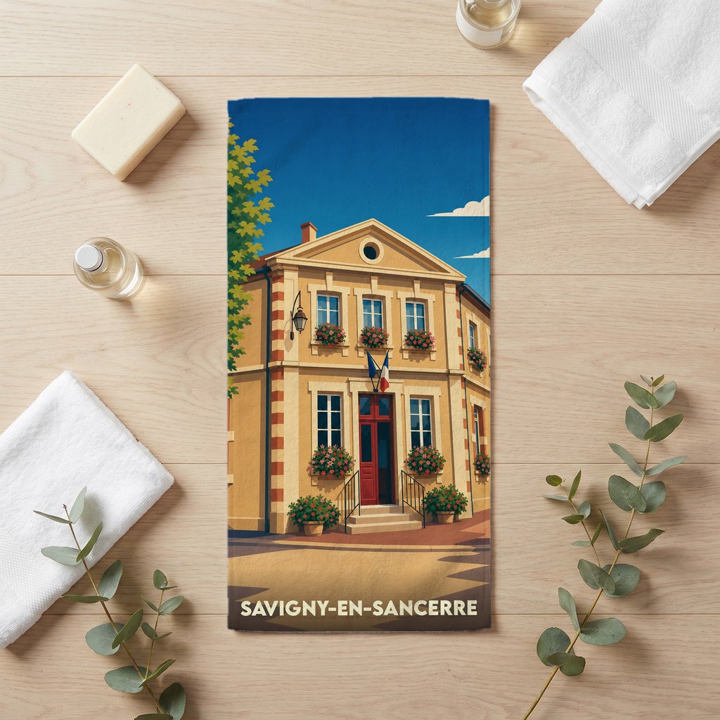 Serviette de bain souvenir de Savigny-en-Sancerre illustrée d'une bâtisse française typique.