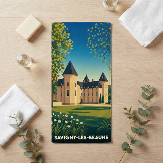 Serviette de bain souvenir de Savigny-lès-Beaune illustrée d'un château dans un style rétro.