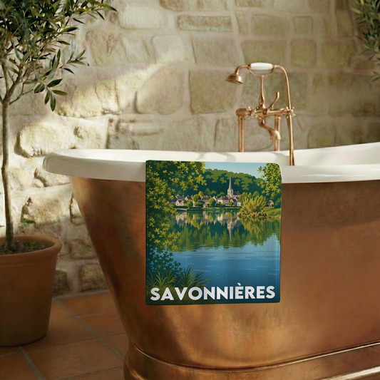 Serviette de bain souvenir de la ville de Savonnières avec une illustration stylisée.