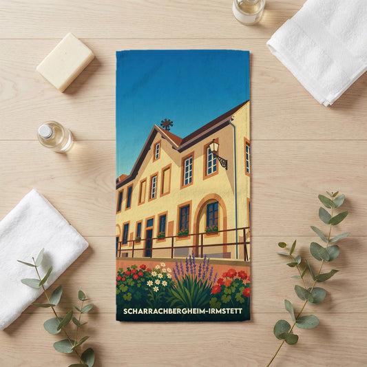 Serviette de bain souvenir de la ville de Scharrachbergheim-Irmstett avec une illustration de bâtiment traditionnel.