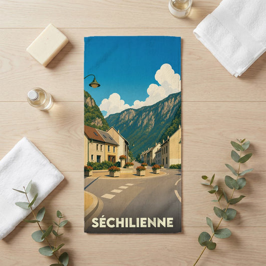 Serviette de bain souvenir de la ville de Séchilienne avec une illustration stylisée de son paysage montagneux.