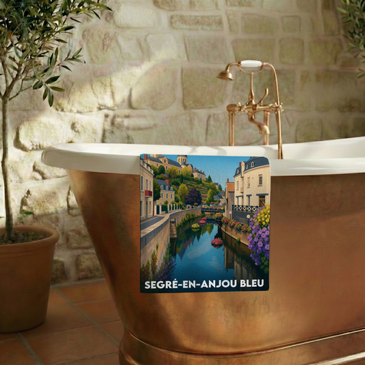 Serviette de bain souvenir de la ville de Segré-en-Anjou Bleu avec une illustration stylisée.