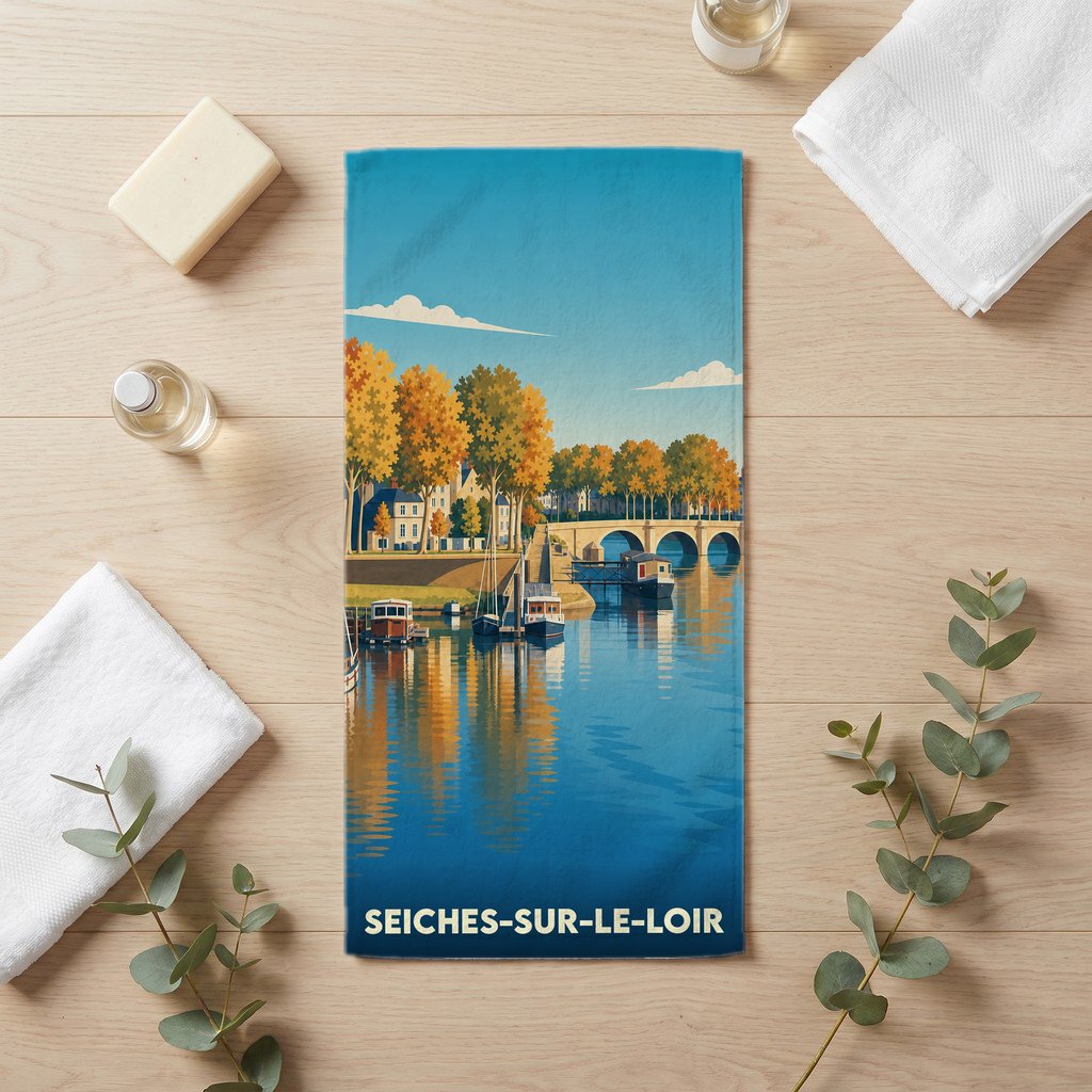 Serviette de bain souvenir de la ville de Seiches-sur-le-Loir avec une illustration stylisée des bords de Loire en automne.