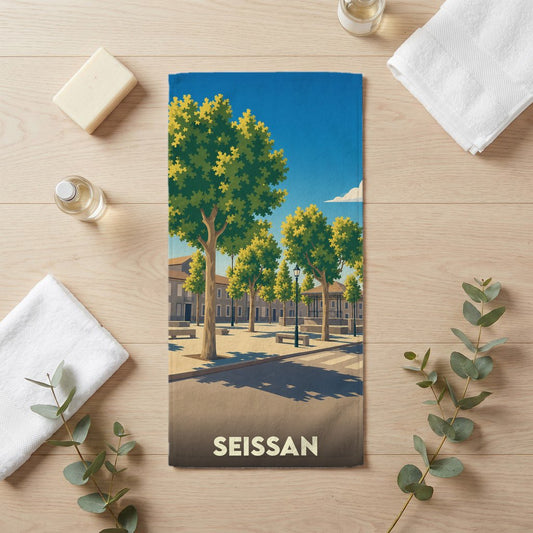 Serviette de bain souvenir de la ville de Seissan avec une illustration stylisée de sa place arborée.