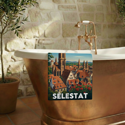 Serviette de bain souvenir de la ville de Sélestat avec une illustration stylisée.