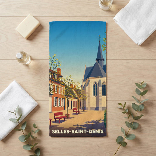 Serviette de bain souvenir de la ville de Selles-Saint-Denis illustrant son église et ses maisons typiques.