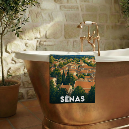Serviette de bain souvenir de la ville de Sénas avec une illustration stylisée.