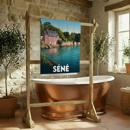 Serviette de bain souvenir de la ville de Séné avec une illustration stylisée d'une maison en bord de mer.