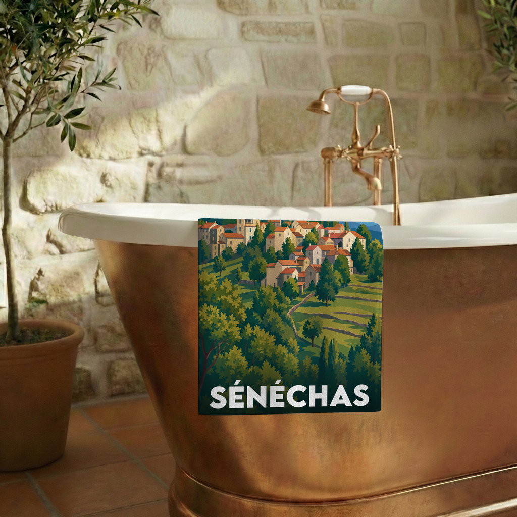 Serviette de bain souvenir de la ville de Sénéchas avec une illustration stylisée.