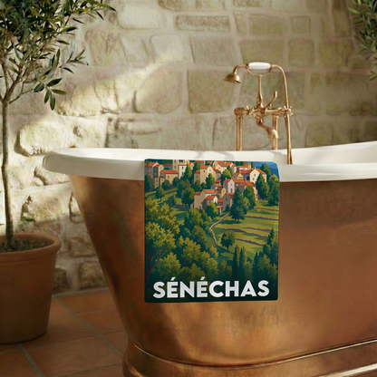 Serviette de bain souvenir de la ville de Sénéchas avec une illustration stylisée.
