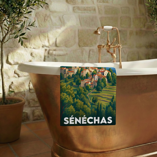 Serviette de bain souvenir de la ville de Sénéchas avec une illustration stylisée.