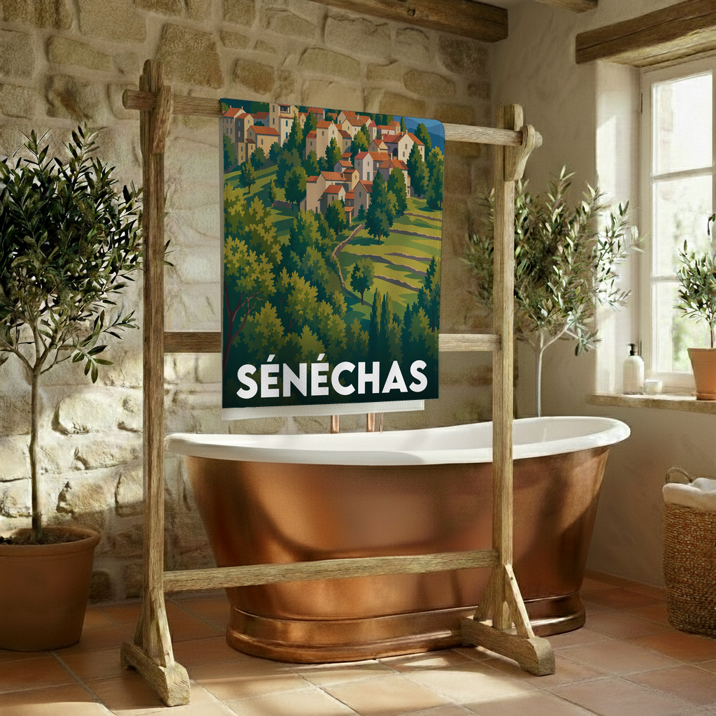 Serviette de bain souvenir de la ville de Sénéchas avec une illustration stylisée de son paysage vallonné.
