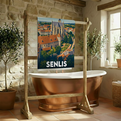 Serviette de bain souvenir de la ville de Senlis avec une illustration stylisée.