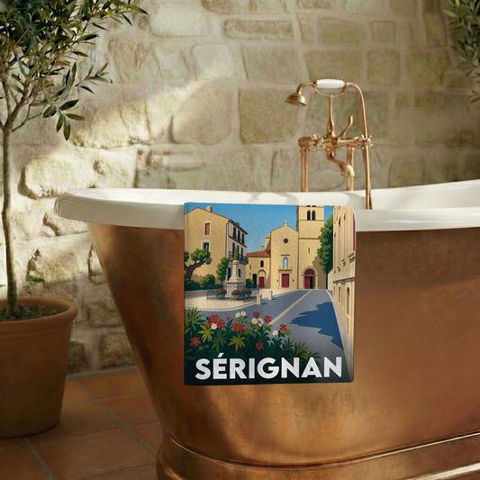 Serviette de bain souvenir de la ville de Sérignan avec une illustration stylisée.
