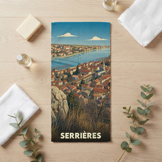 Serviette de bain souvenir de la ville de Serrières illustrant le pont suspendu et les toits du village.