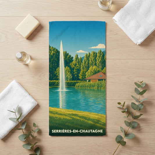 Serviette de bain souvenir de Serrières-en-Chautagne avec une illustration stylisée d'un parc avec jet d'eau.