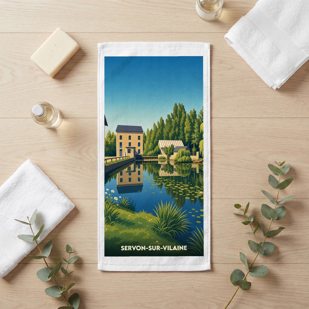 Serviette de bain souvenir de Servon-sur-Vilaine avec une illustration stylisée d'un moulin au bord de l'eau.