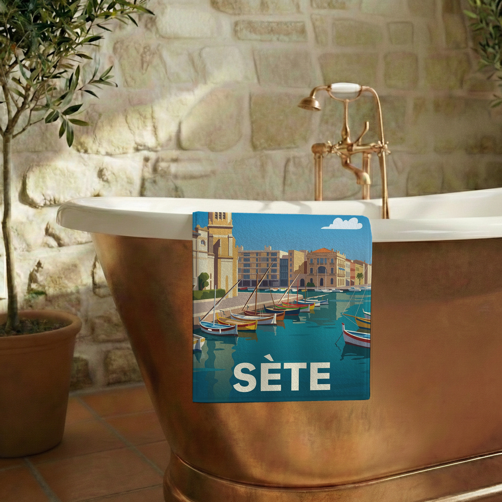 Serviette de bain souvenir de la ville de Sète avec une illustration stylisée du port.