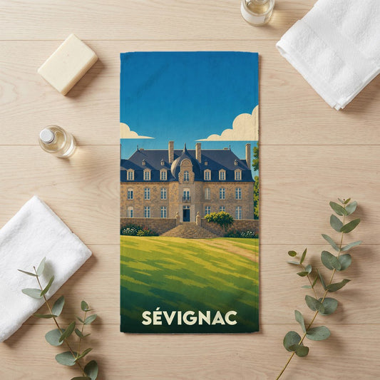 Serviette de bain souvenir de la ville de Sévignac illustrée d'un château majestueux dans un style vintage.