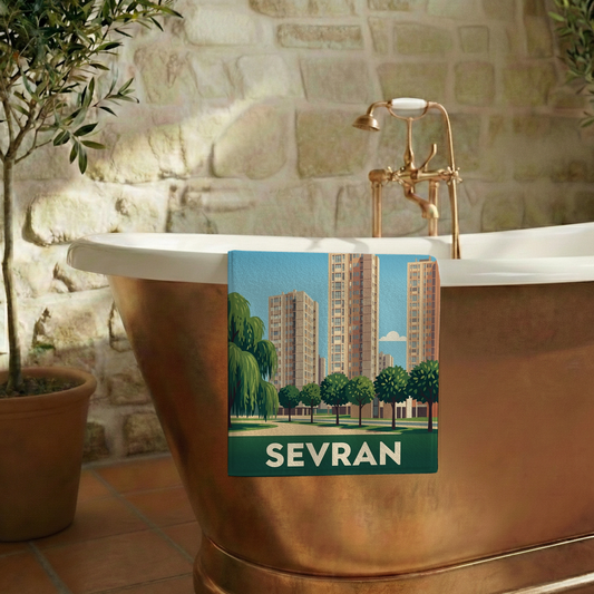 Serviette de bain souvenir de la ville de Sevran avec une illustration stylisée.