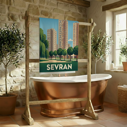 Serviette de bain souvenir de la ville de Sevran avec une illustration stylisée.