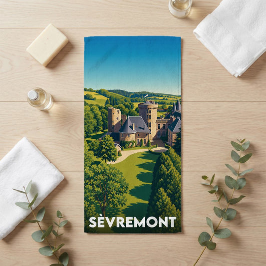 Serviette de bain souvenir de la ville de Sèvremont avec une illustration stylisée de son château.