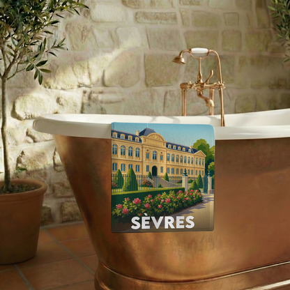 Serviette de bain souvenir de la ville de Sèvres avec une illustration stylisée.