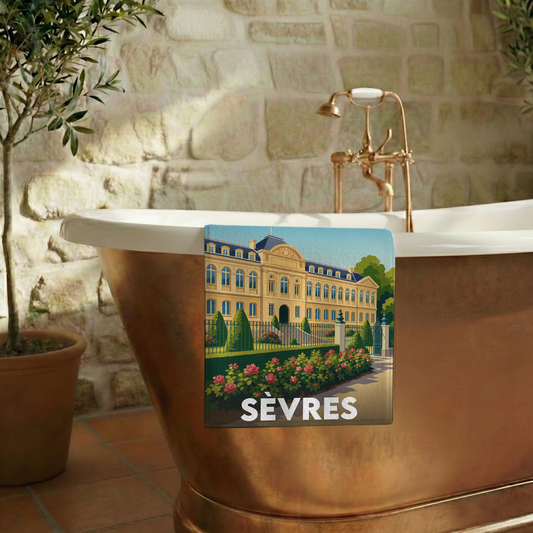 Serviette de bain souvenir de la ville de Sèvres avec une illustration stylisée.