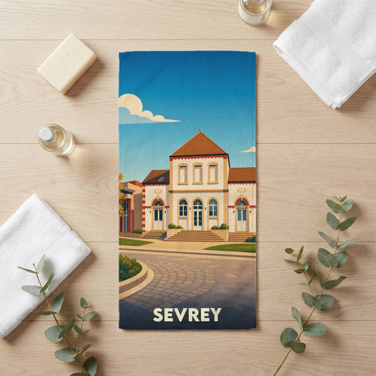 Serviette de bain souvenir de la ville de Sevrey avec une illustration stylisée de sa mairie.