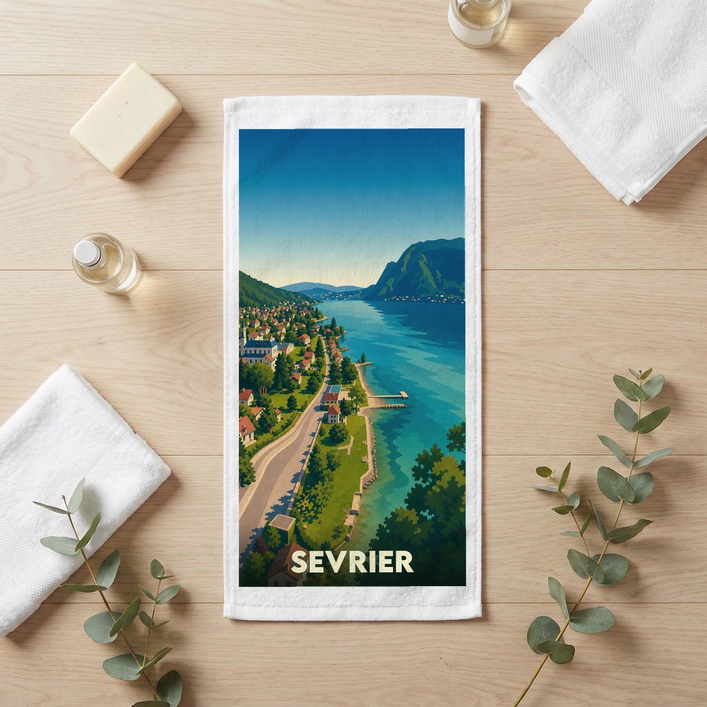 Serviette de bain souvenir de la ville de Sevrier avec une illustration stylisée d'un paysage de lac et de montagnes.