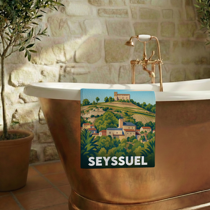 Serviette de bain souvenir de la ville de Seyssuel avec une illustration stylisée de son paysage.