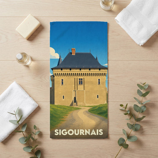 Serviette de bain souvenir de la ville de Sigournais avec une illustration stylisée de son château.