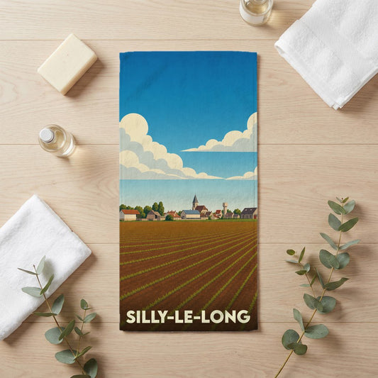 Serviette de bain souvenir de la ville de Silly-le-Long avec une illustration de paysage rural stylisé.