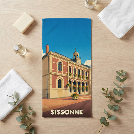 Serviette de bain souvenir de la ville de Sissonne avec une illustration stylisée de son hôtel de ville.