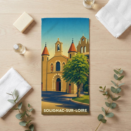 Serviette de bain souvenir de Solignac-sur-Loire avec une illustration stylisée de son église.