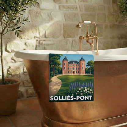 Serviette de bain souvenir de la ville de Solliès-Pont avec une illustration stylisée de son château.
