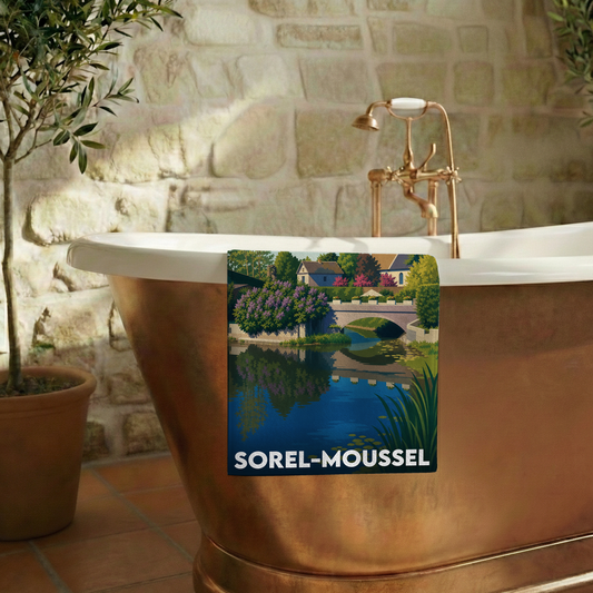 Serviette de bain souvenir de la ville de Sorel-Moussel avec une illustration stylisée.