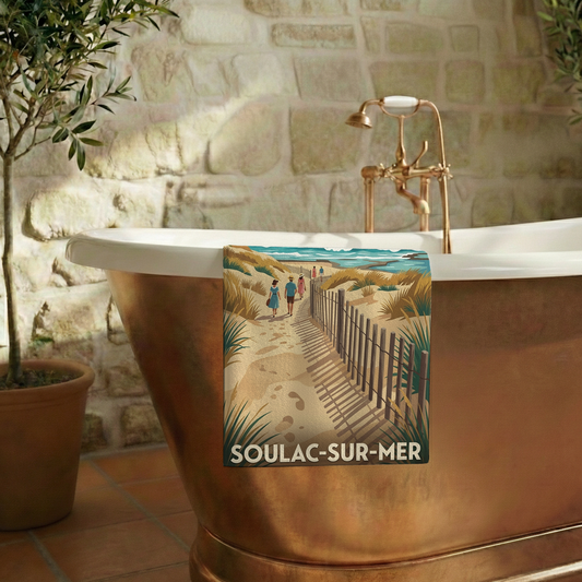 Serviette de bain souvenir de la ville de Soulac-sur-Mer avec une illustration stylisée d'un chemin de plage.