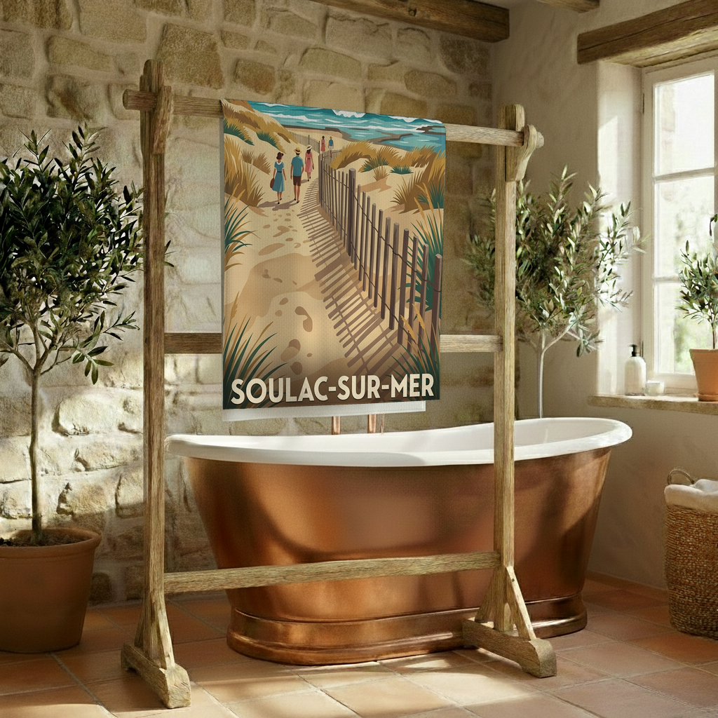 Serviette de bain souvenir de la ville de Soulac-sur-Mer avec une illustration stylisée de paysage dunaire.