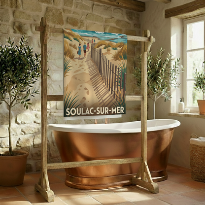 Serviette de bain souvenir de la ville de Soulac-sur-Mer avec une illustration stylisée de paysage dunaire.