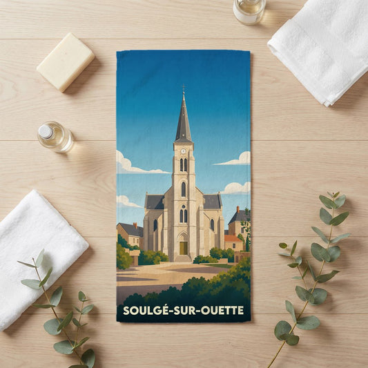 Serviette de bain souvenir de la ville de Soulgé-sur-Ouette avec une illustration stylisée de son église.