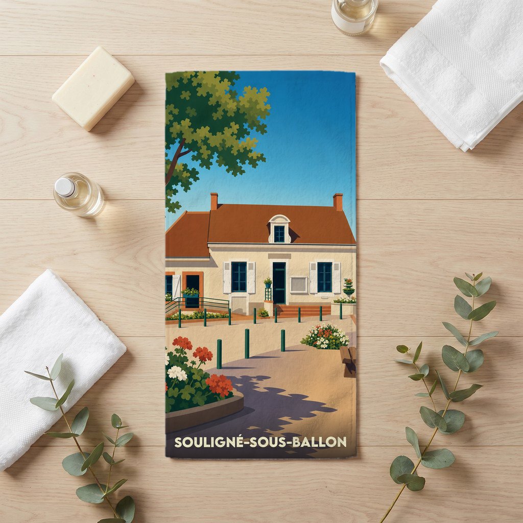 Serviette de bain souvenir de la ville de Souligné-sous-Ballon avec une illustration stylisée d'un bâtiment traditionnel.