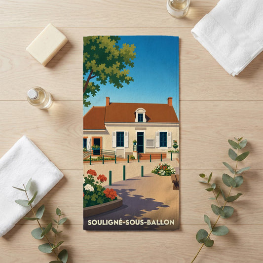 Serviette de bain souvenir de la ville de Souligné-sous-Ballon avec une illustration stylisée d'un bâtiment traditionnel.
