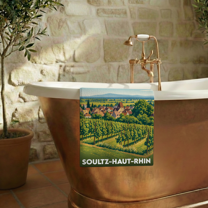 Serviette de bain souvenir de la ville de Soultz-Haut-Rhin avec une illustration stylisée de vignobles.