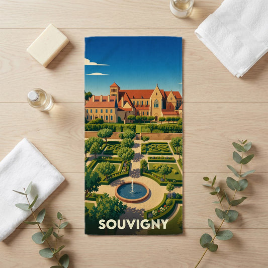 Serviette de bain souvenir de la ville de Souvigny illustrée d'un jardin à la française et de son abbaye.