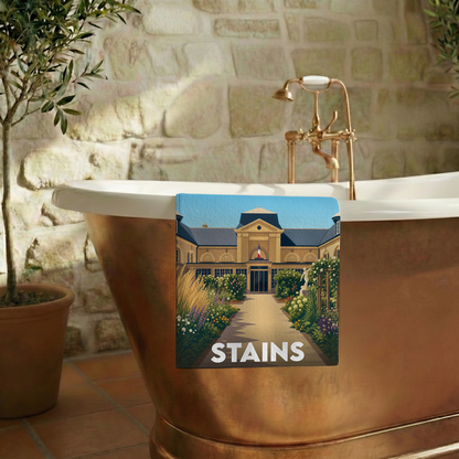 Serviette de bain souvenir de la ville de Stains avec une illustration stylisée de l'hôtel de ville.