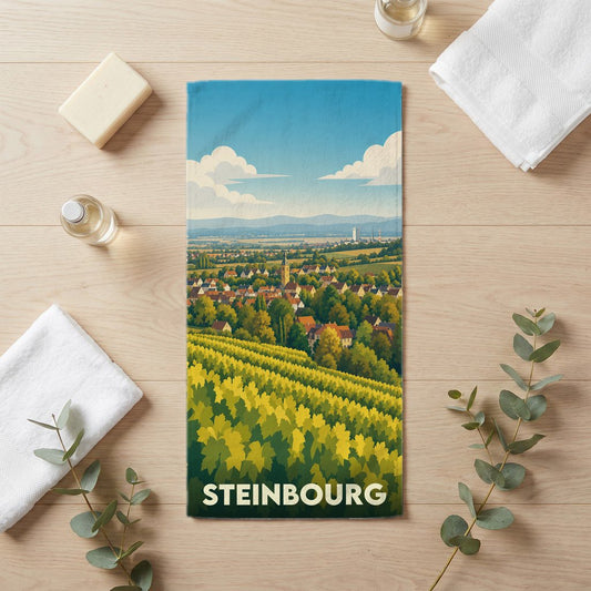 Serviette de bain souvenir de la ville de Steinbourg avec une illustration stylisée de son paysage et de ses vignobles.