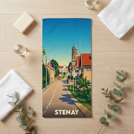 Serviette de bain souvenir de la ville de Stenay illustrée d'une rue pittoresque au style rétro.