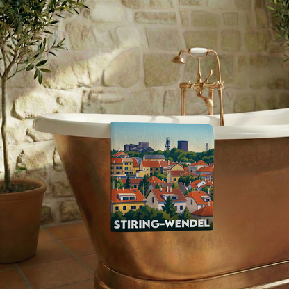 Serviette de bain souvenir de la ville de Stiring-Wendel avec une illustration stylisée de ses maisons et de son patrimoine industriel.